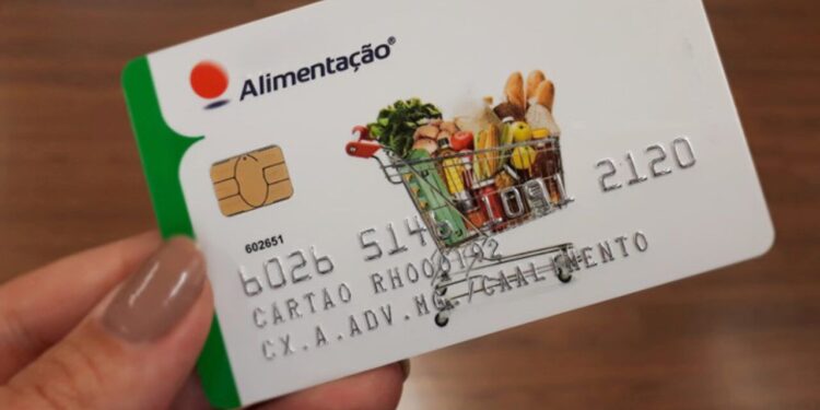 Com nova lei, brasileiros passam a contar com vale-alimentação de R$ 2,7 mil
