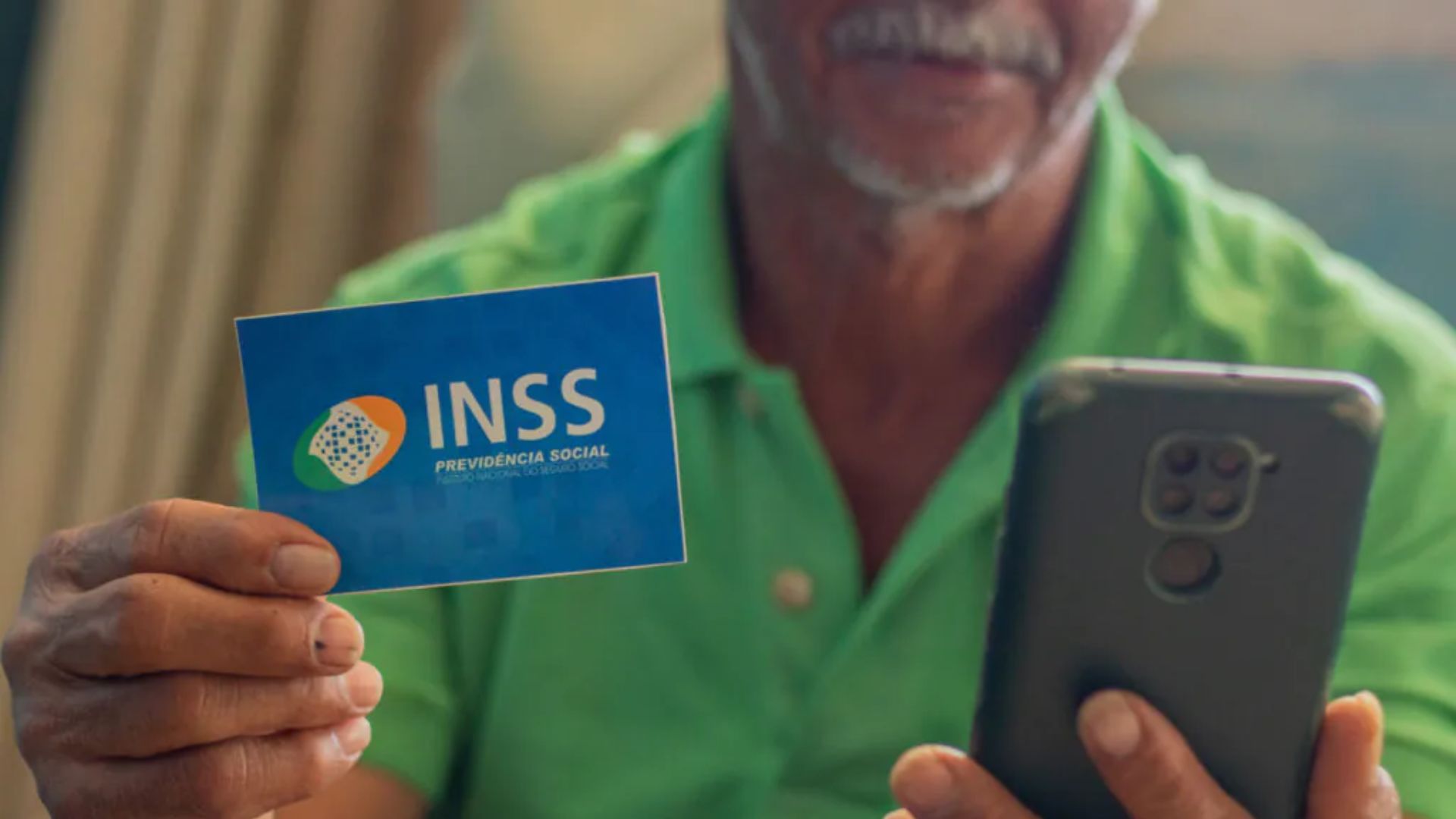 Senhor com cartão do INSS. Foto: Divulgação