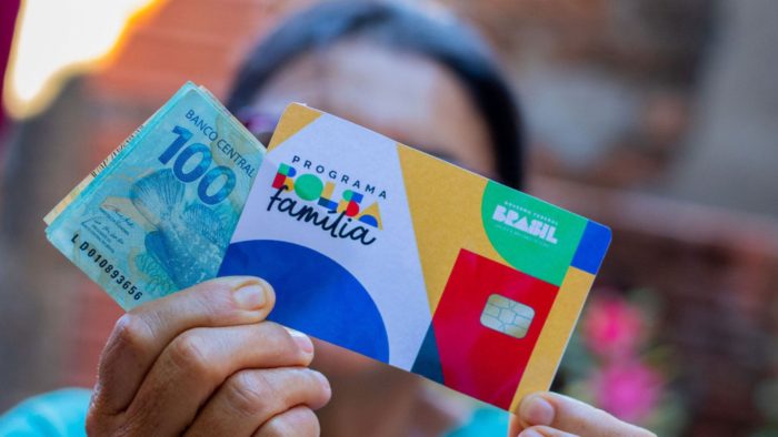 Cartão do Bolsa Família e dinheiro. Foto: Divulgação.