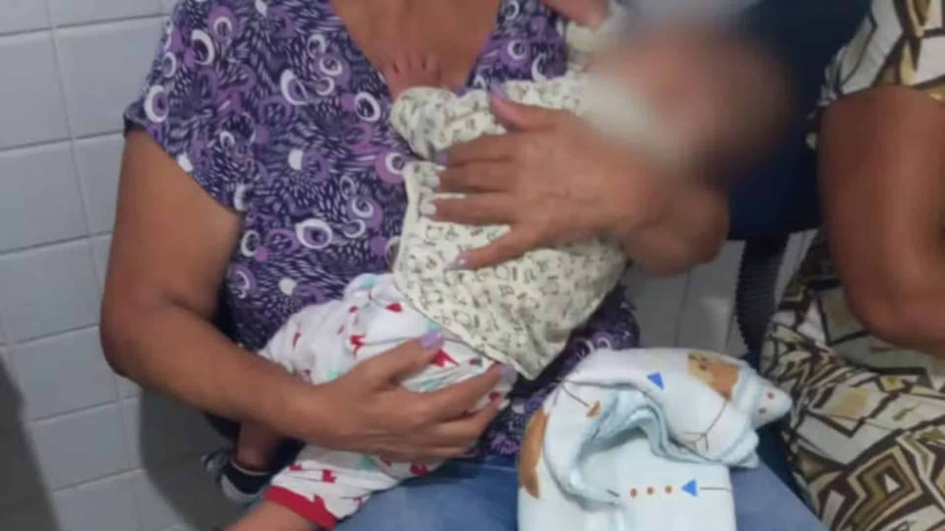 Bebê é abandonado com ferimentos e polícia prende mãe e amiga dela em flagrante