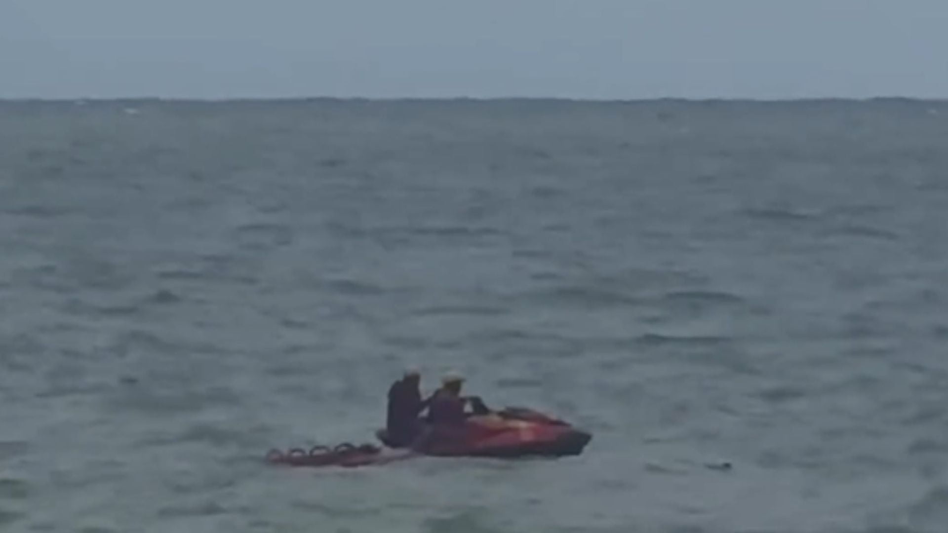 Bombeiros retiram corpo em decomposição e com mordidas de animais marinhos, em praia de Boa Viagem