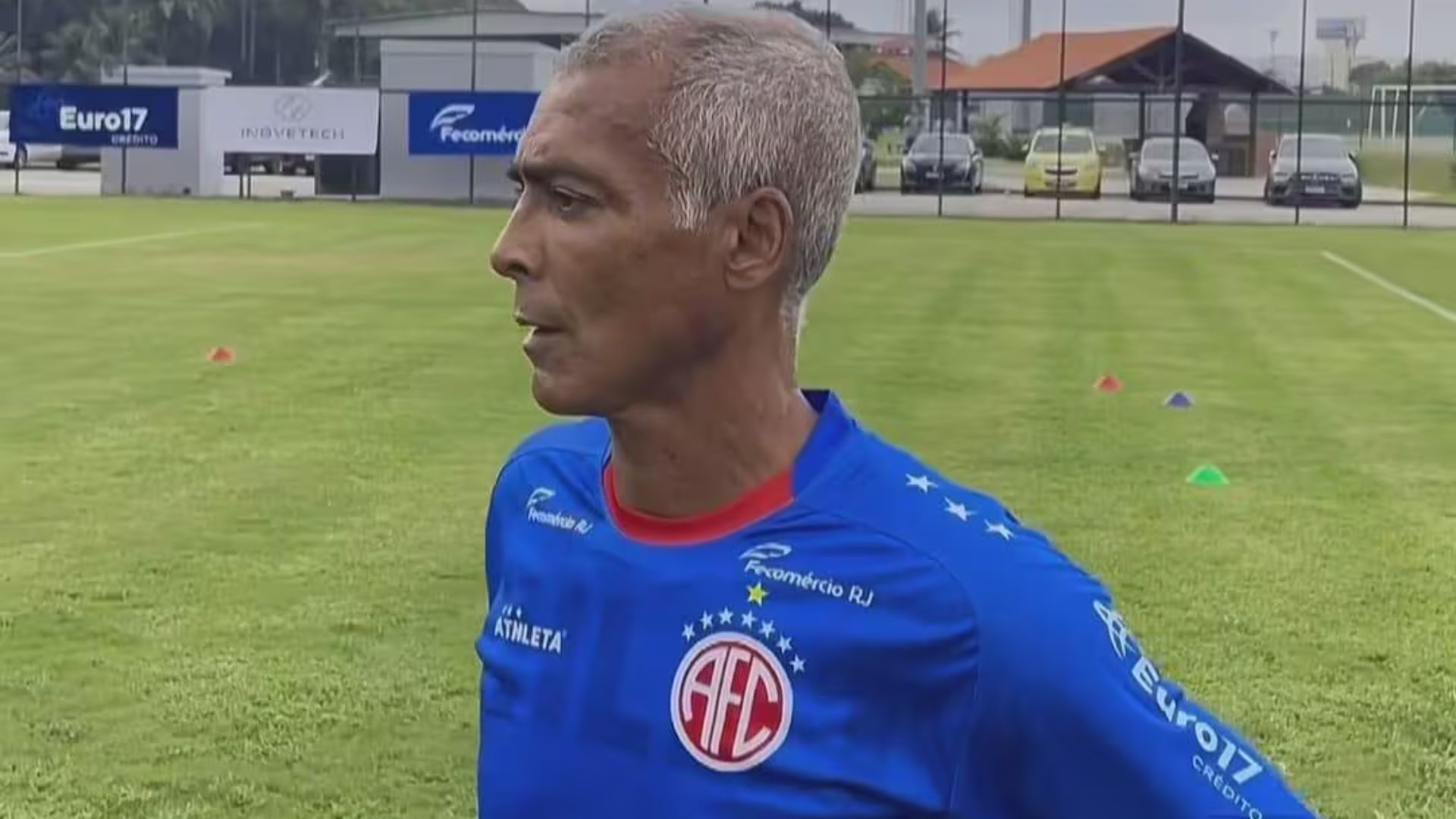 Romário brinca sobre se dividir entre função de presidente e jogador: "Se o treinador não gostar, demito"