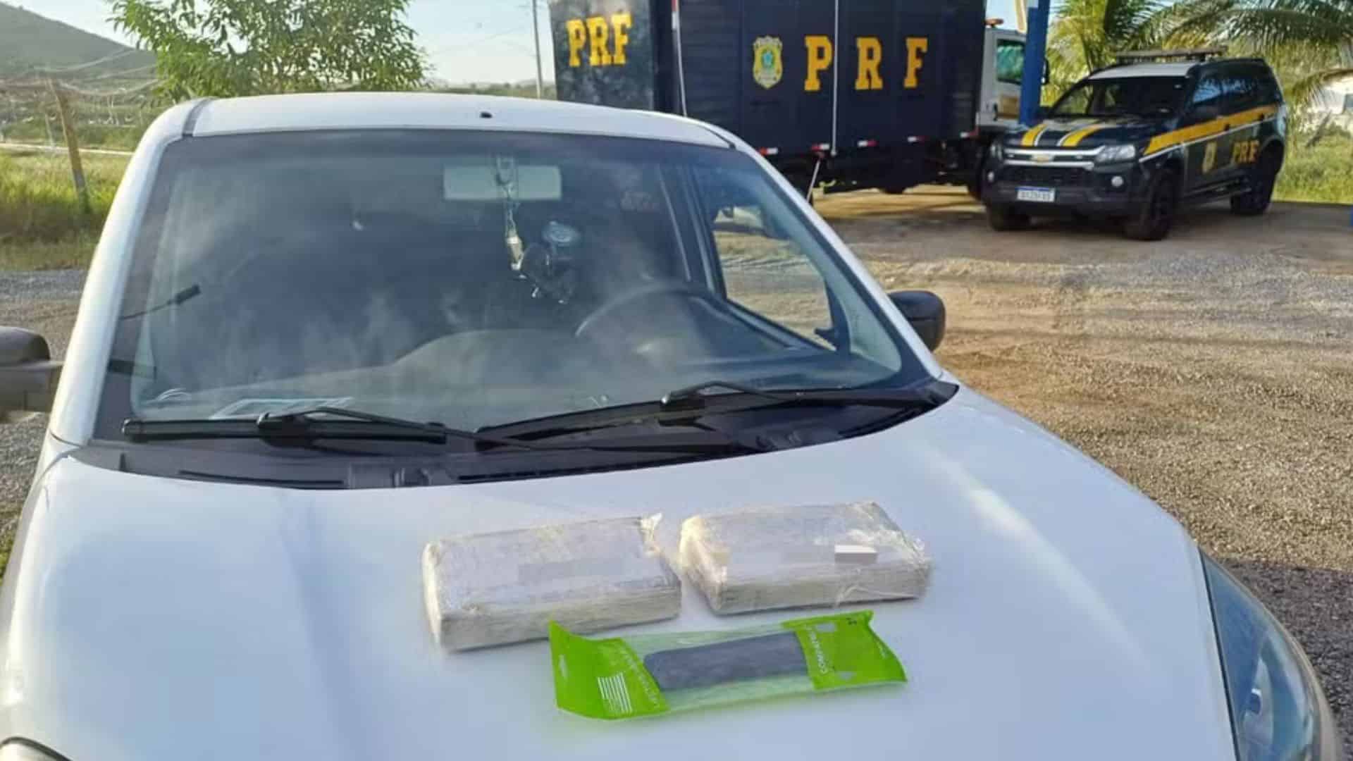 Cocaína é encontrada dentro de painel de carro em Serra Talhada. Foto: PRF/Reprodução