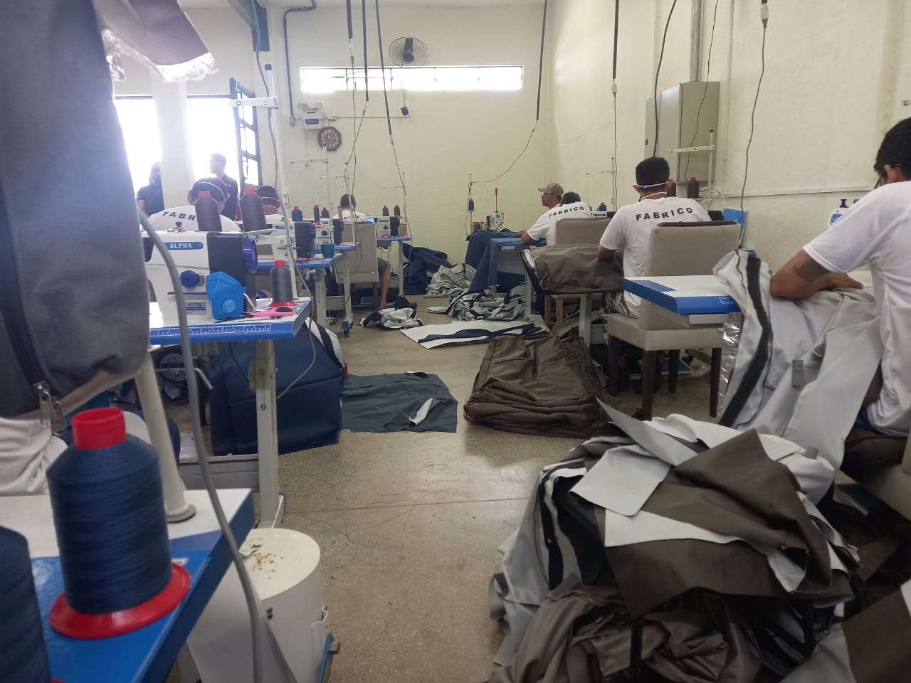 Detentos trabalhando em fábrica de estofados. Foto: Divulgação/SEAP