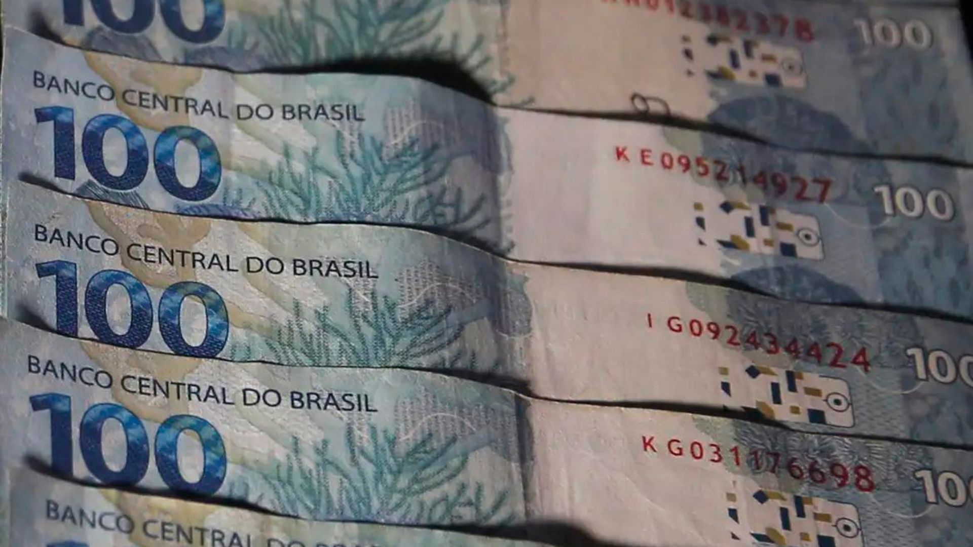 Notas de dinheiro 100reais BRASIL: ARRECADAÇÃO federal atinge RECORDE de R$ 190,6 bilhões em MARÇO