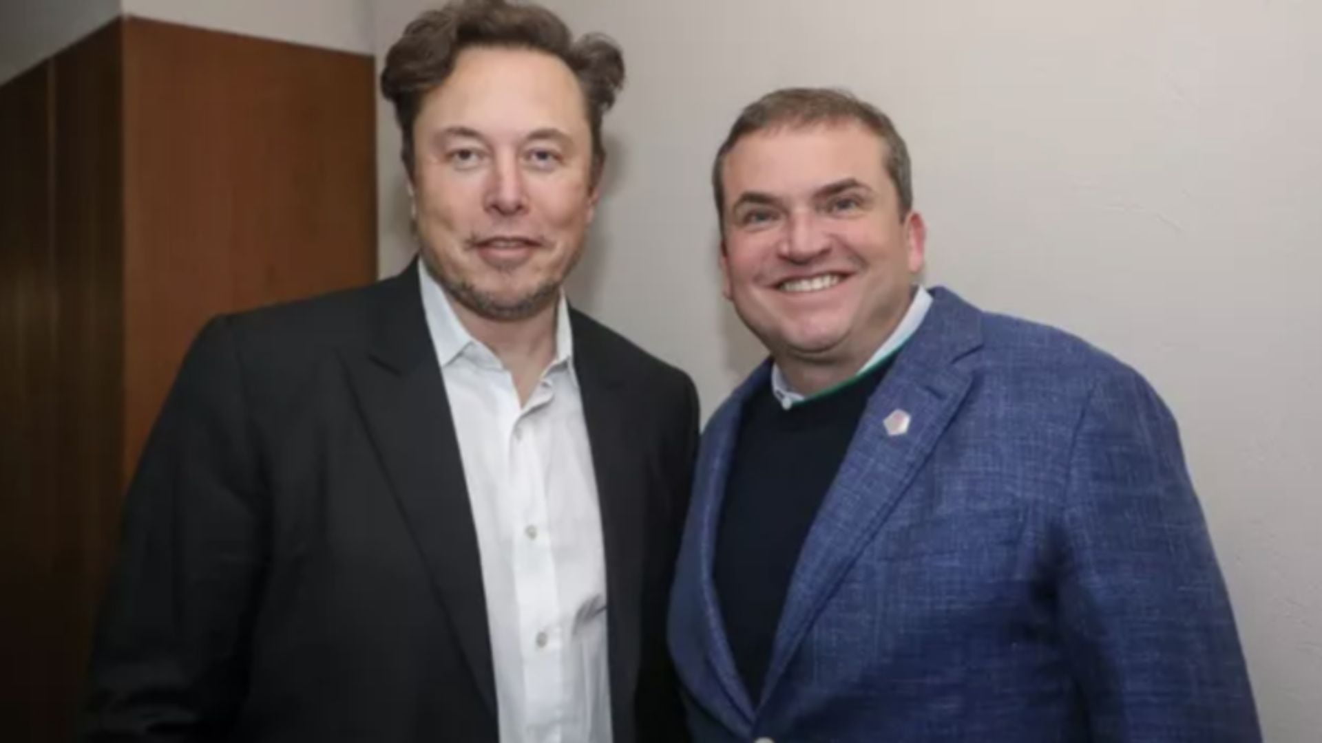 Elon Musk e seu admirador. Foto: Reprodução/Internet.