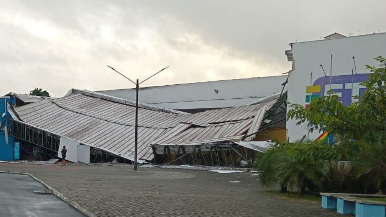 Em Pernambuco, teto de Escola Técnica DESABA após fortes chuvas desta segunda (29).