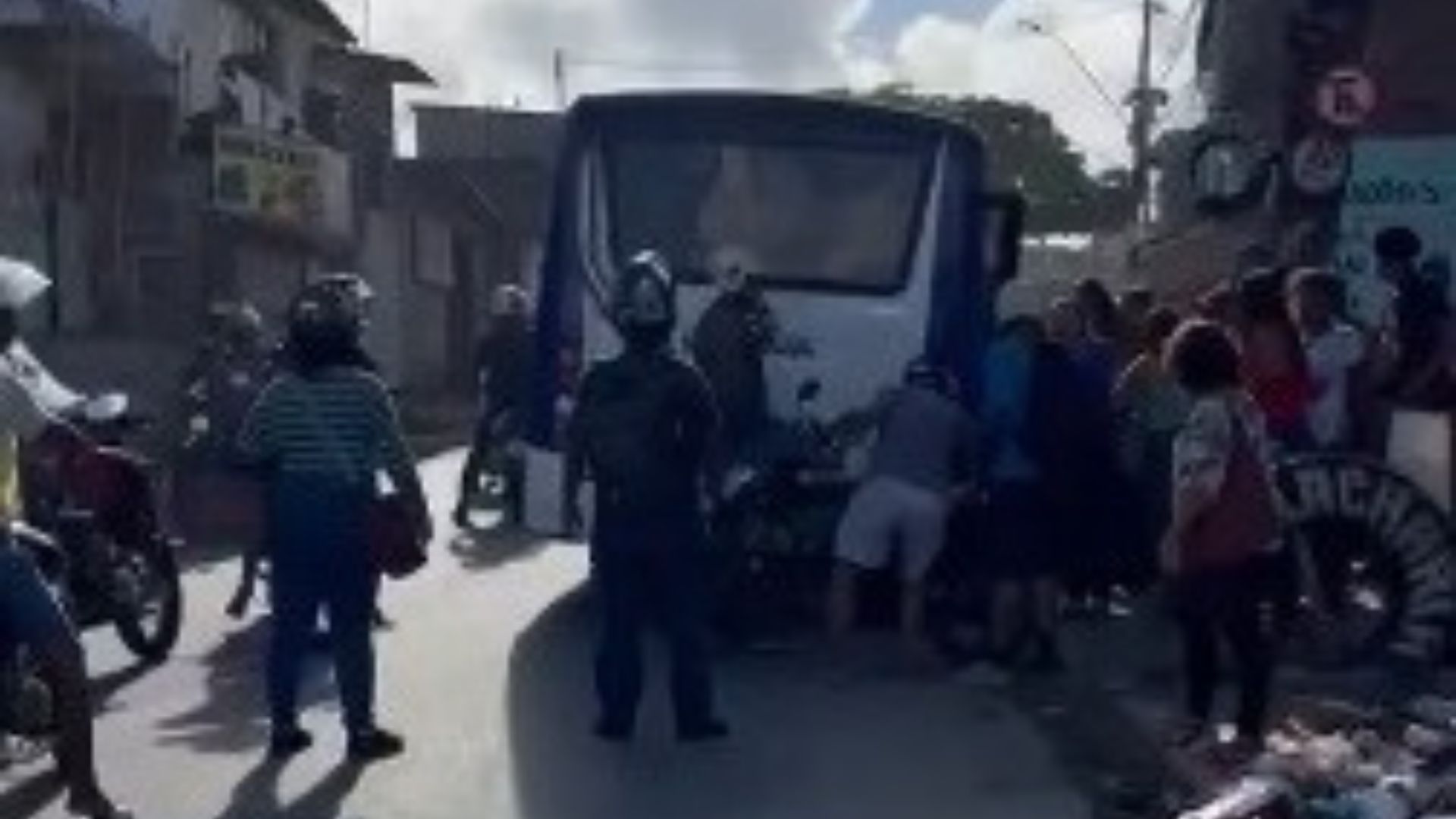 Micro-ônibus perde controle no Ibura. Foto: Divulgação