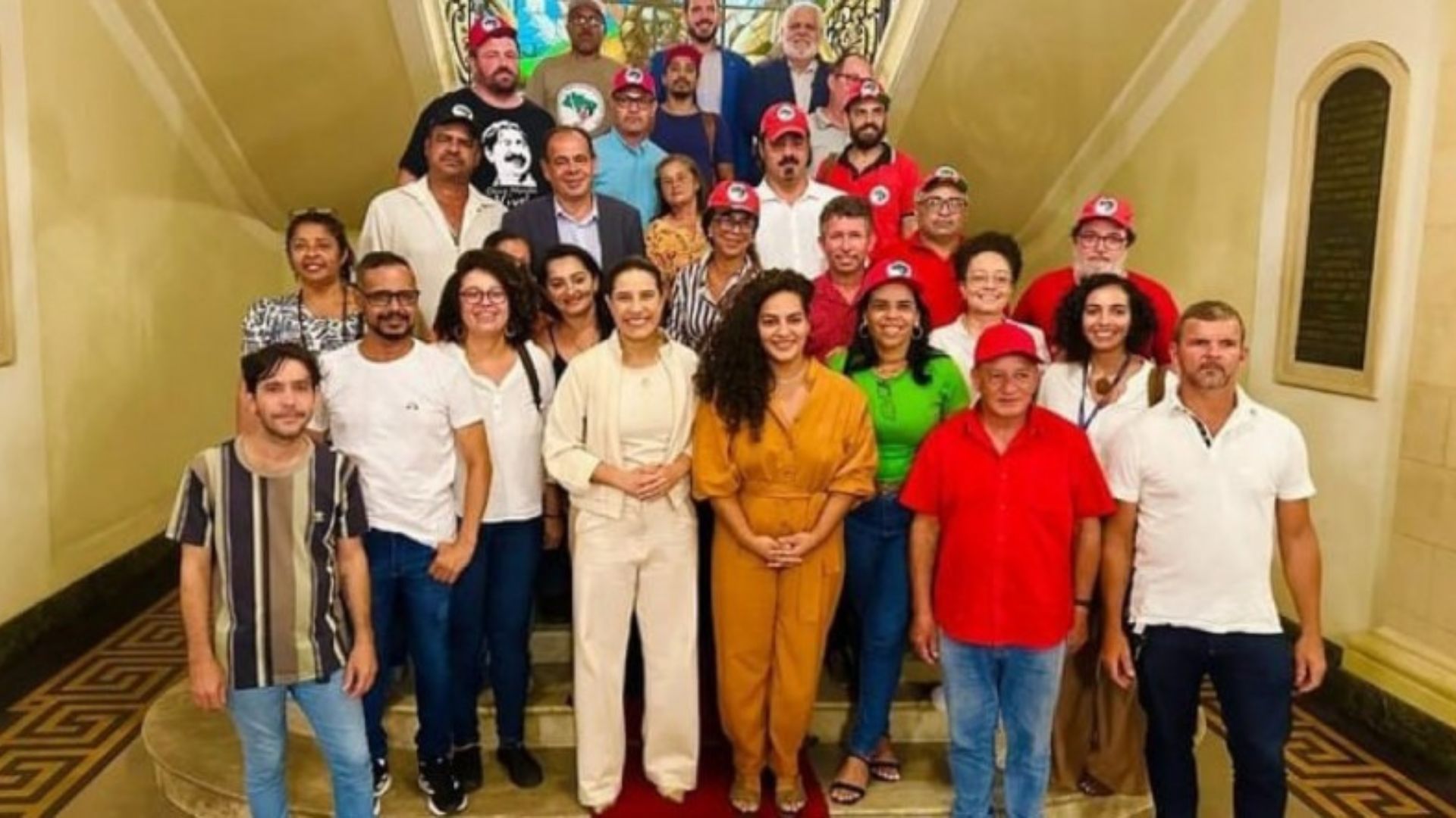 Raquel Lyra com representantes do MST. Foto: Divulgação