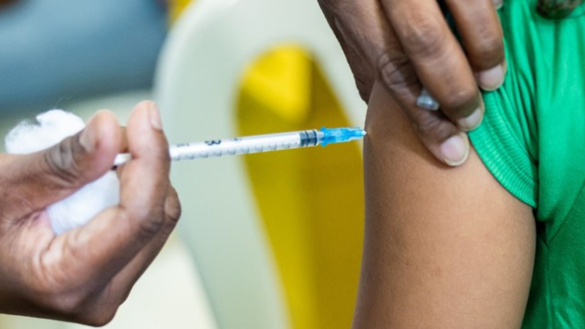 Pessoa sendo vacinada. Foto: Phillipe Guimarães/Ministério da Saúde