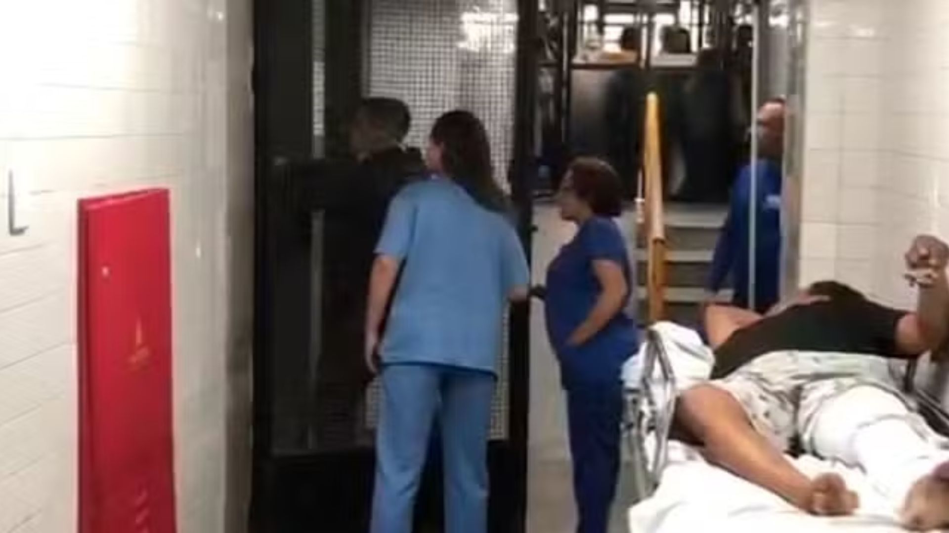 Homem invade hospital e mata funcionário