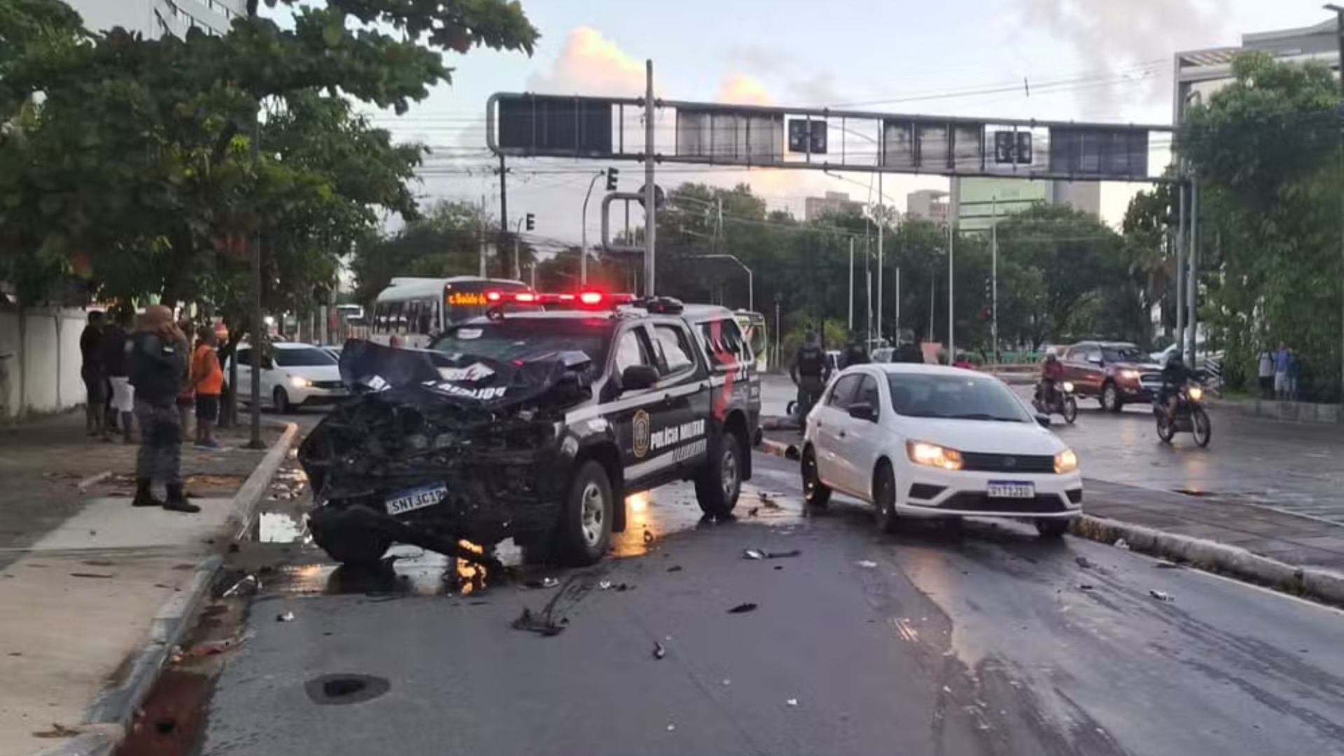 motociclista MORRE após ser atropelo por viatura da PM durante perseguição. Foto: Reprodução TV Globo
