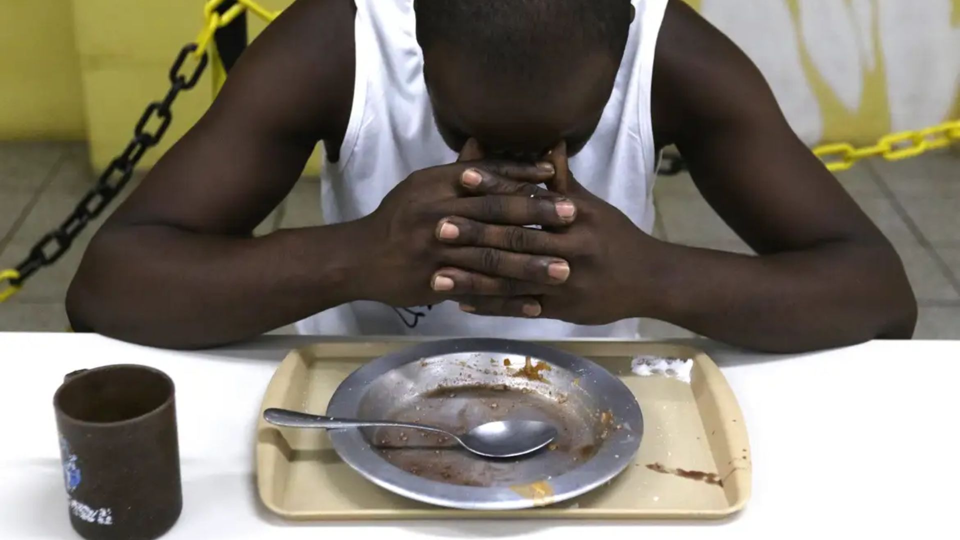 Pessoa com prato vazio. Foto: Divulgação
