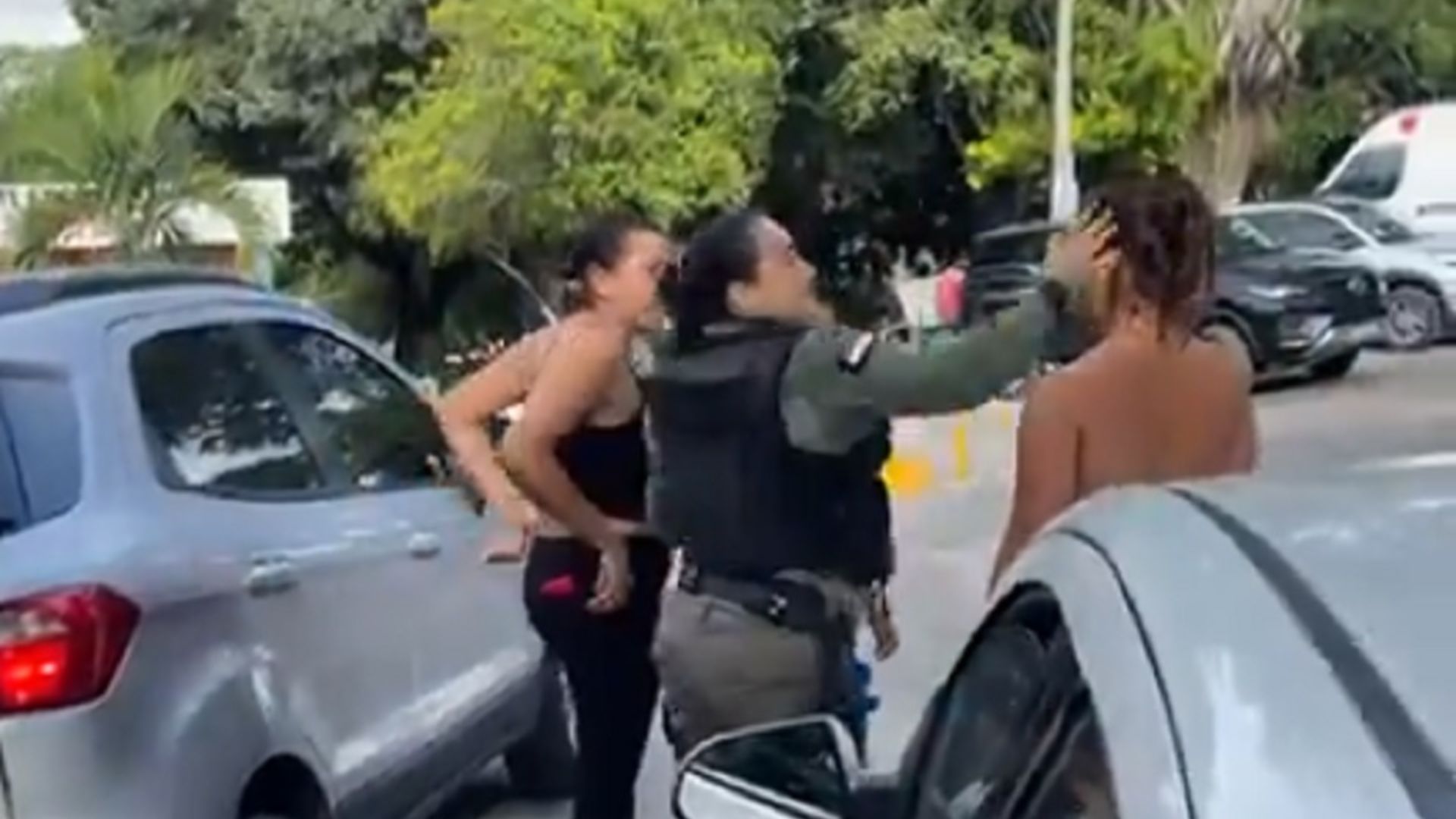 Policial dando tapa em mulher. Foto: Reprodução