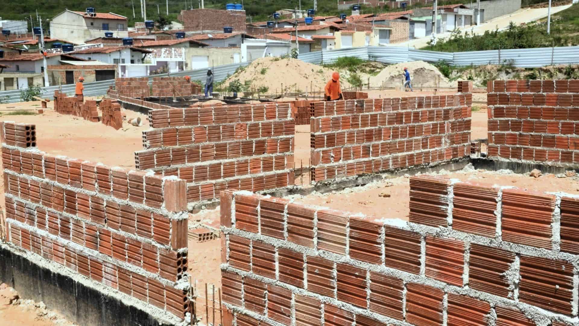 Prefeitura de Garanhuns investe mais de R$ 2 MILHÕES em obra de escola municipal do Viana e Moura.