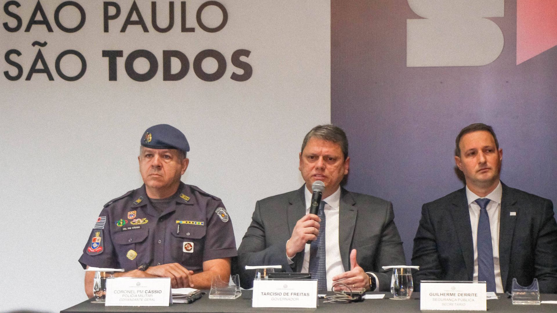 Tarcísio de Freitas, comandante-geral da PM Cássio Araújo e Guilherme Derrite. Foto: Governo de SP/Divulgação