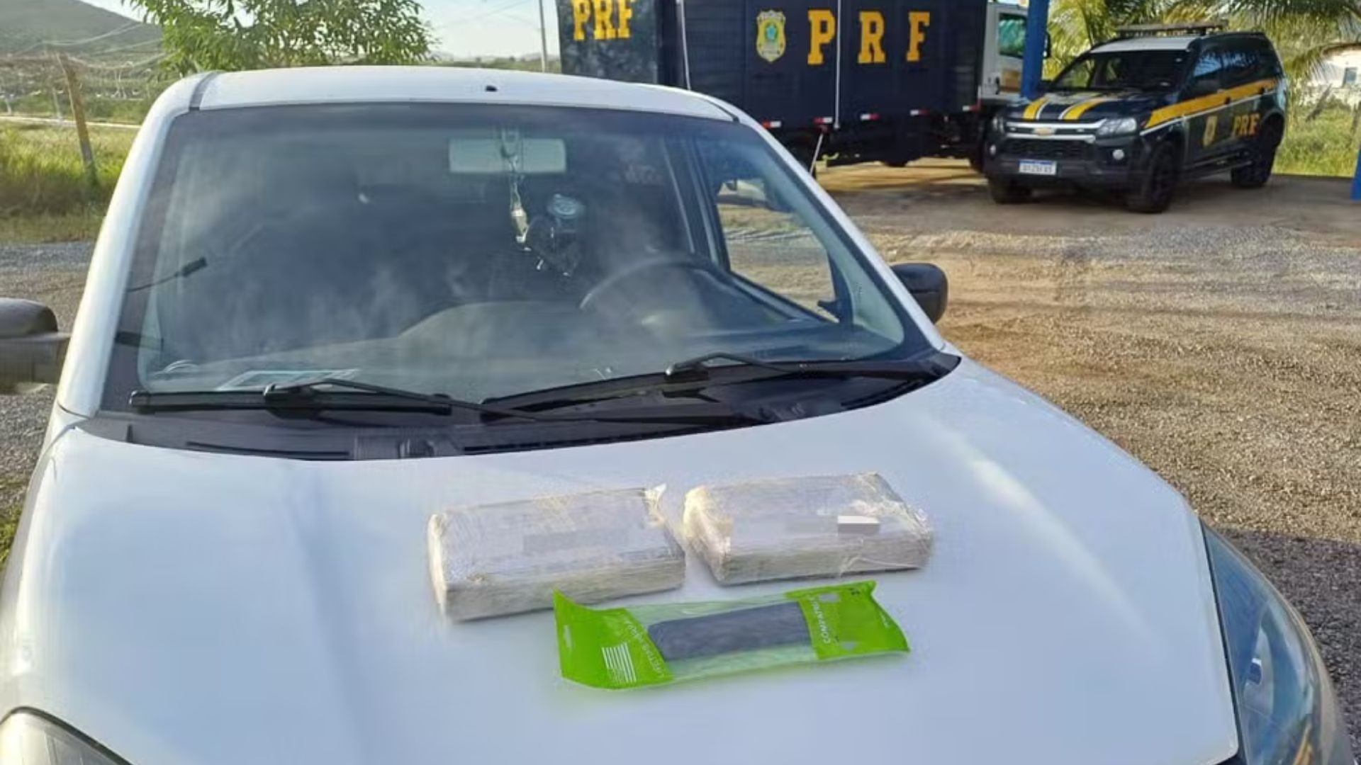 Homem é preso com cocaína no painel do carro. Foto: Divulgação/PRF