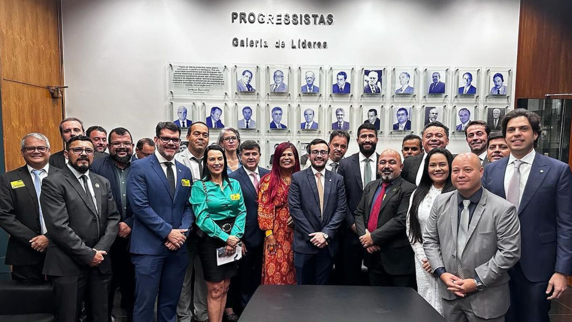 Deputados e o presidente do SINPOL-PE, Áureo Cisneiros. Foto: Divulgação/Instagram.