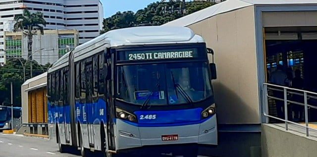Seis criminosos assaltam ônibus no Recife durante madrugada de sexta (10) e um deles acaba MORT0