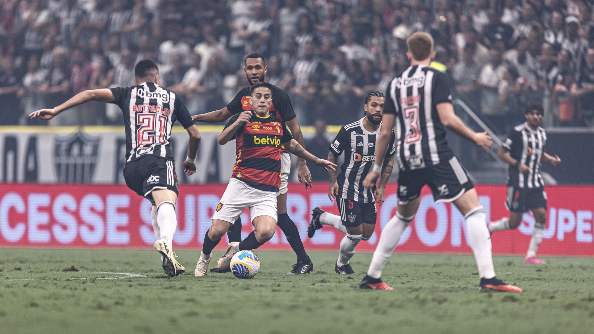 TABU CONTINUA: Sport perde para Atlético-MG e sai em desvantagem para o segundo confronto. Foto: Paulo Paiva / SCR