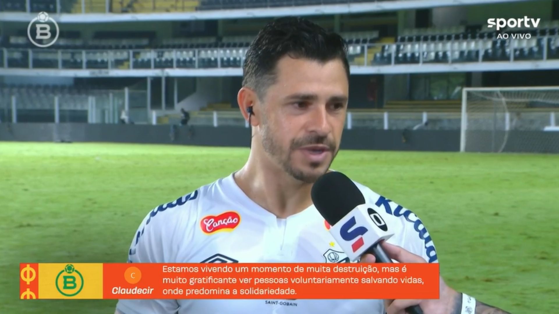 Jogador do Santos questiona jogos em meio a tragédia no Rio Grande do Sul: "Será que um gol paga o preço de uma vida?". Foto: Reprodução / Sportv