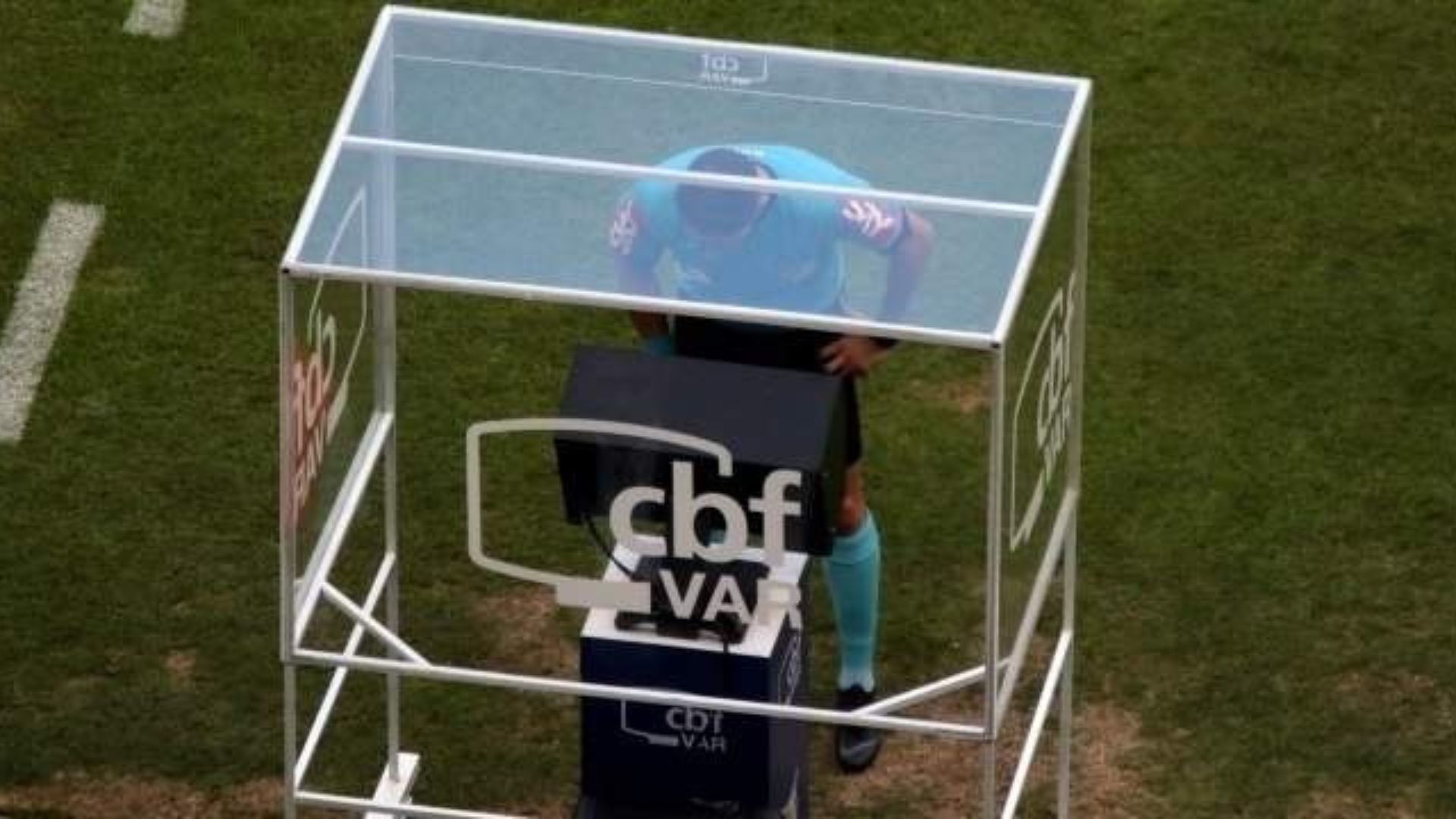 FIFA propõe novo modelo de VAR; ENTENDA