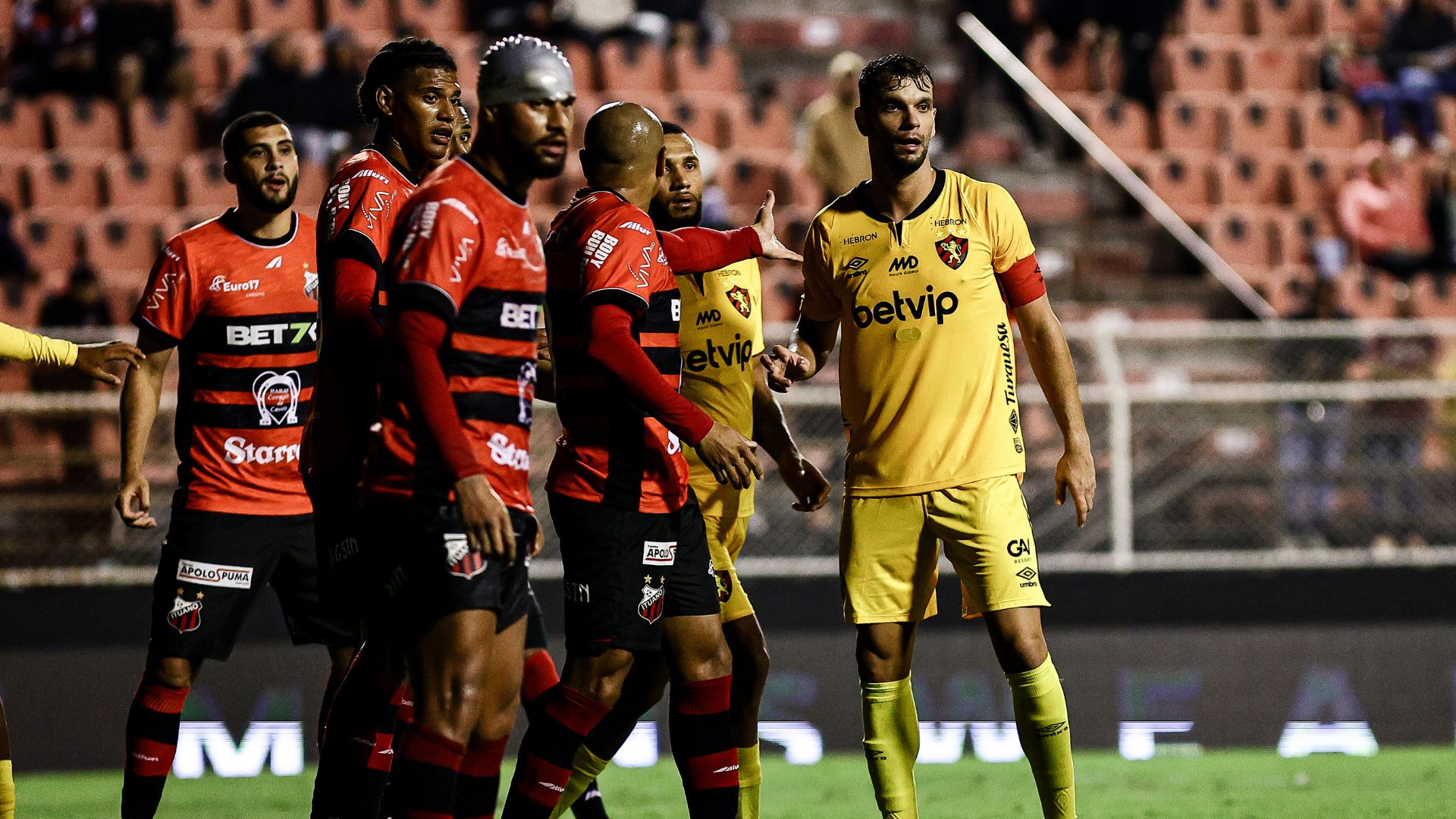 Jogador de clube paulista FICA FERIDO após MEMBROS DE ORGANIZADA invadirem refeitório do clube para protestar