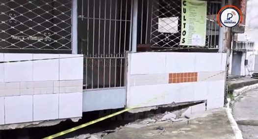 VÍDEO: No Recife, cratera é formada em piso de igreja e local corre risco de desabar