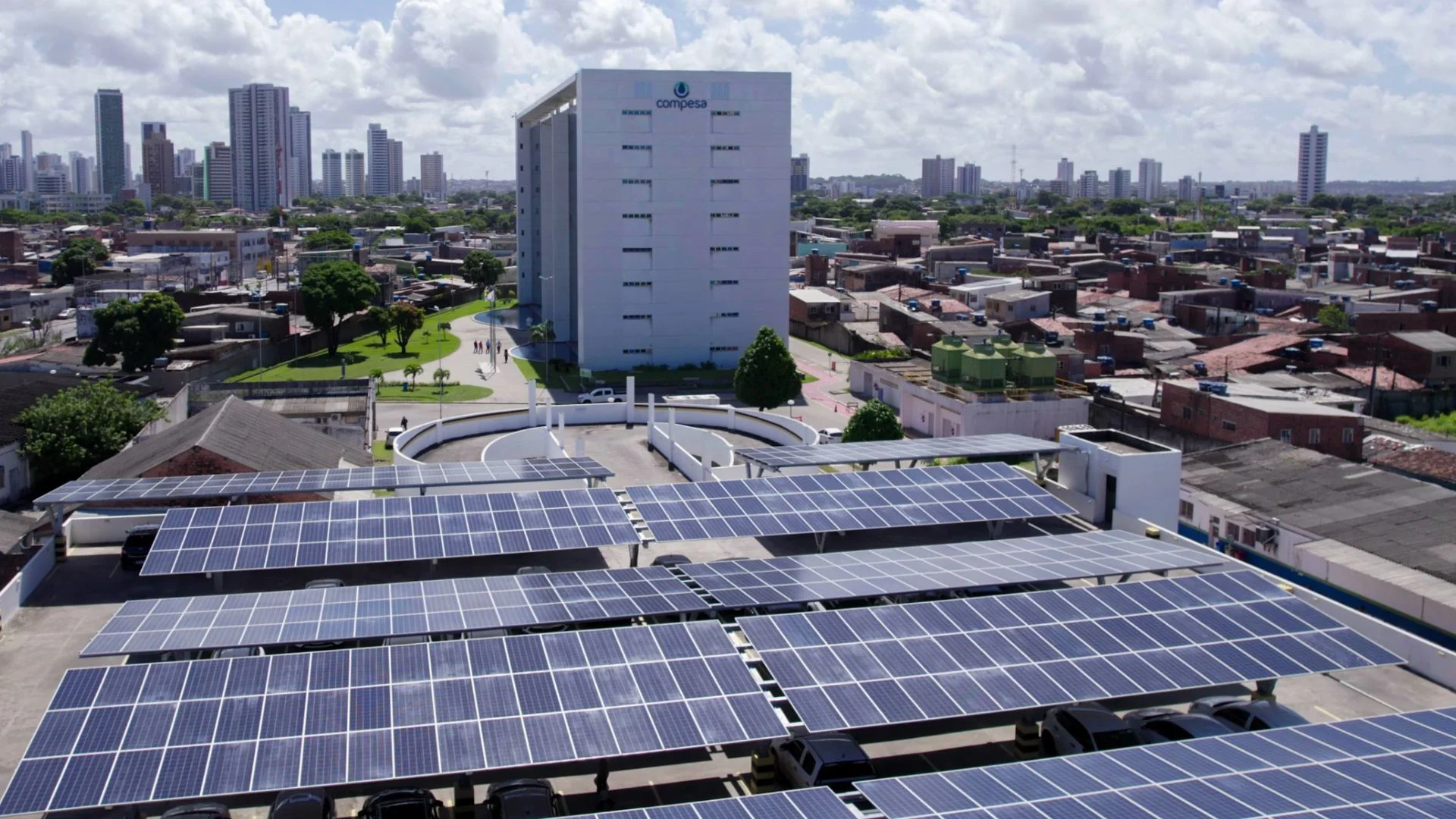 Compesa investe R$ 1,3 milhão em sistema de energia solar para sua sede