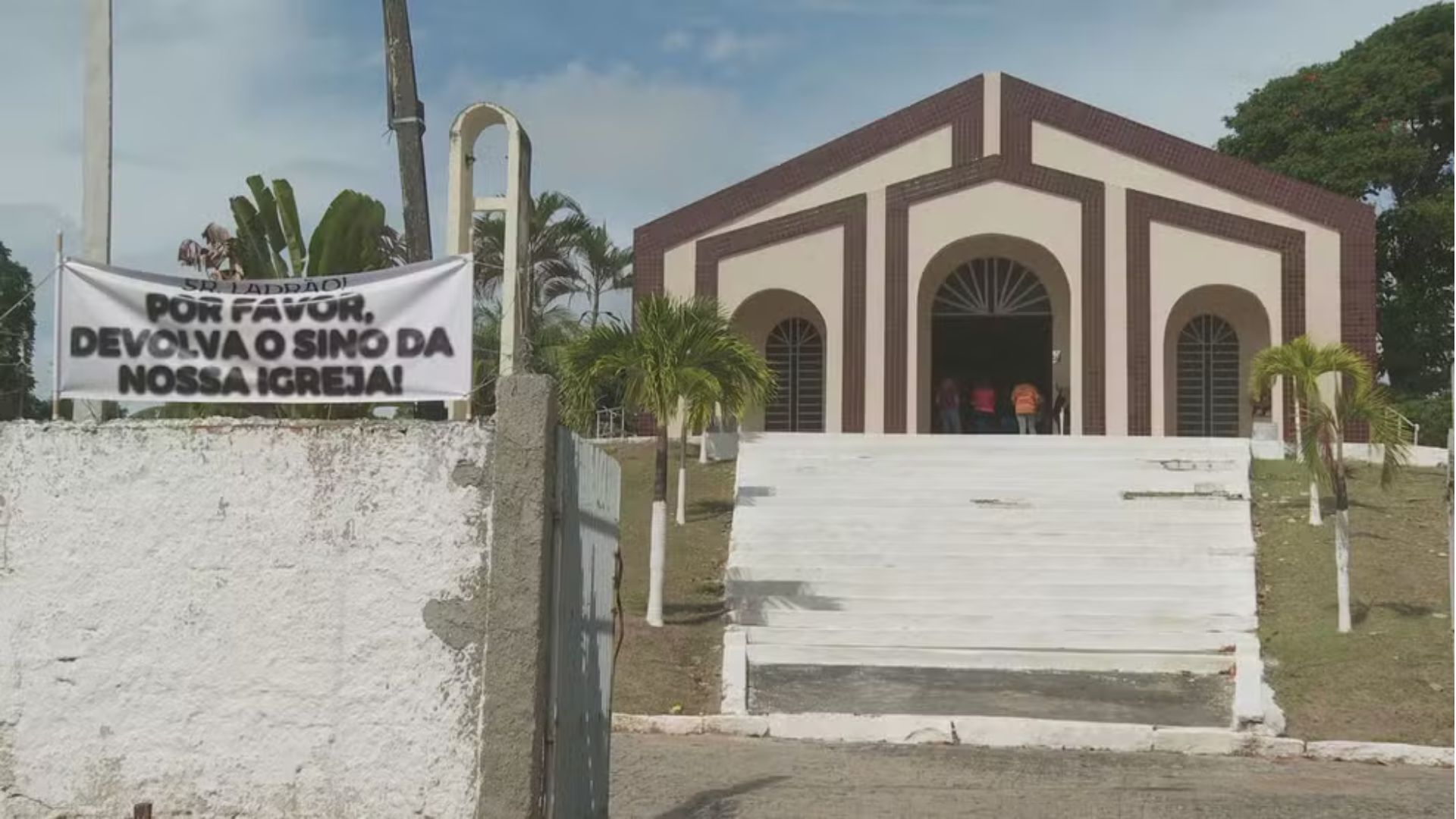 Em Olinda, onda de furtos atinge paróquia e sino de igreja é roubado.