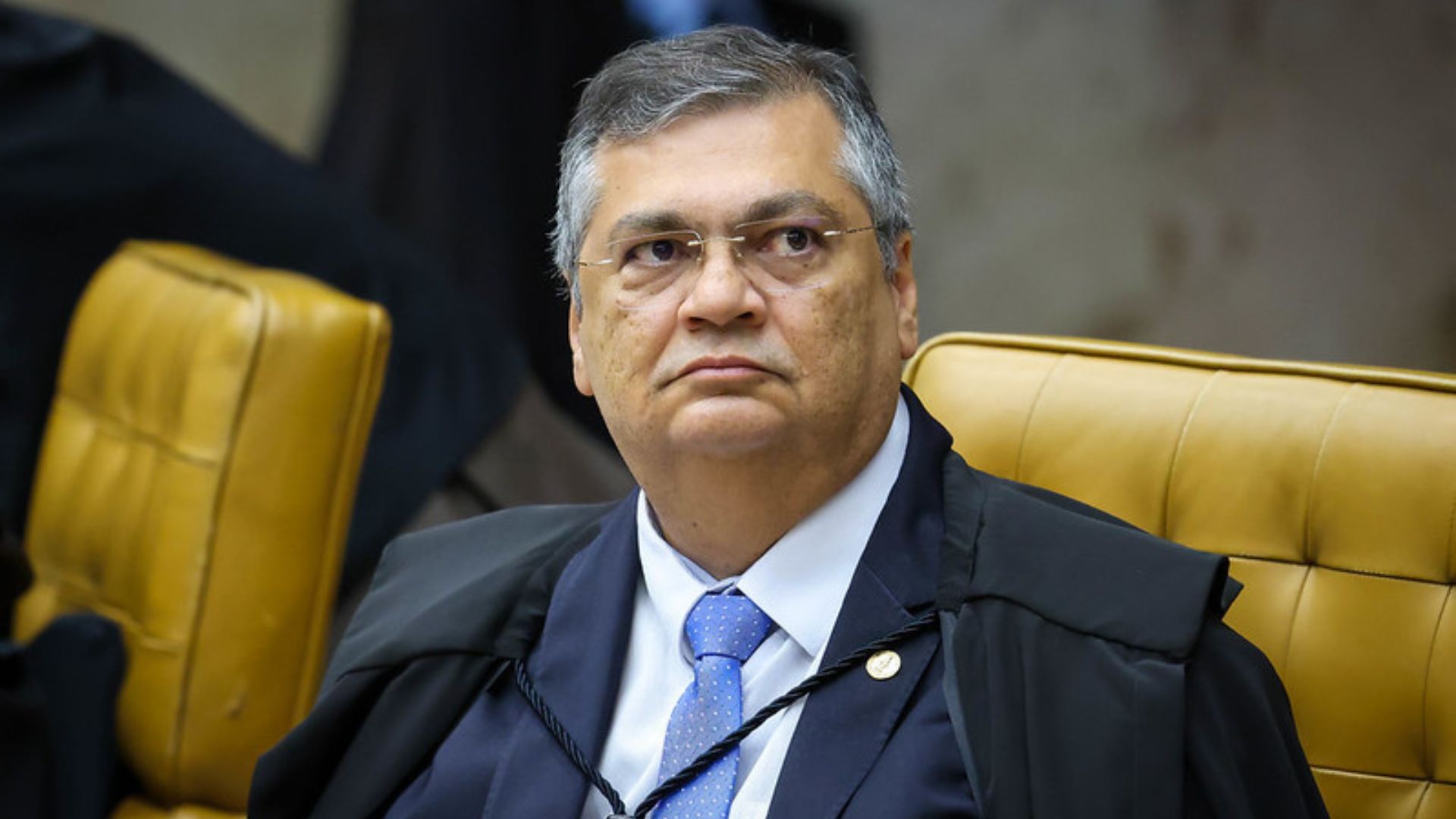 Flávio Dino pede vista e suspende queixa de Bolsonaro contra André Janones no STF