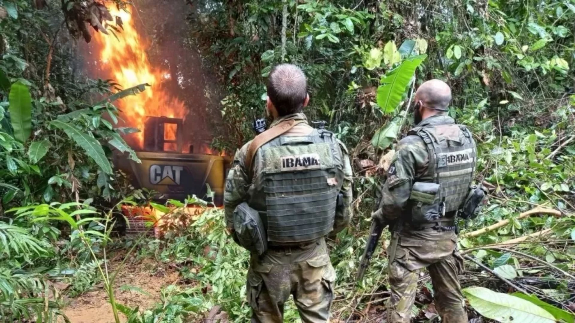 Forças Armadas destroem acampamentos de garimpo em terras Yanomami.