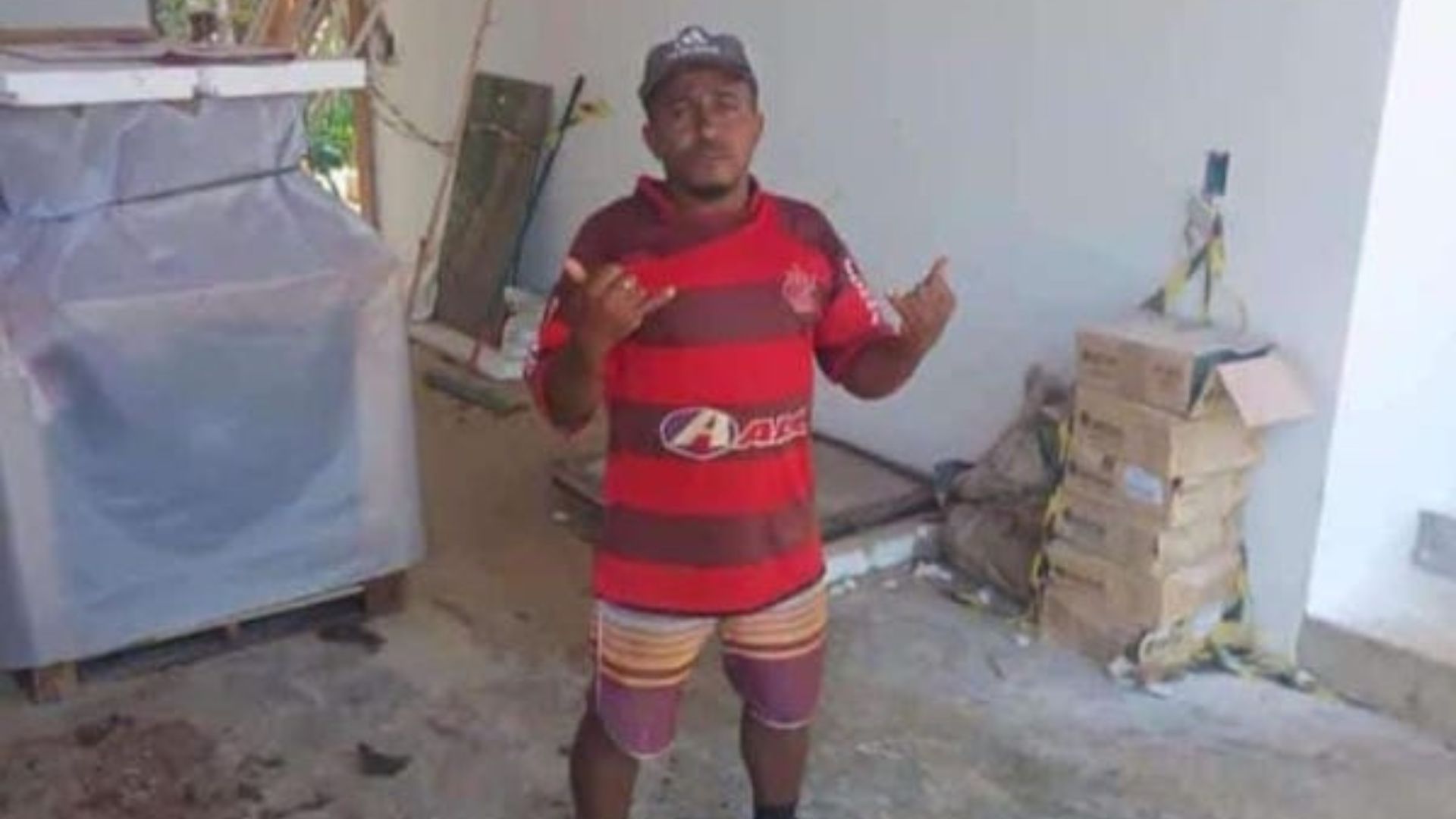 Homem morre após cair de maca em frente ao hospital onde seria atendido na Bahia. Foto: Reprodução