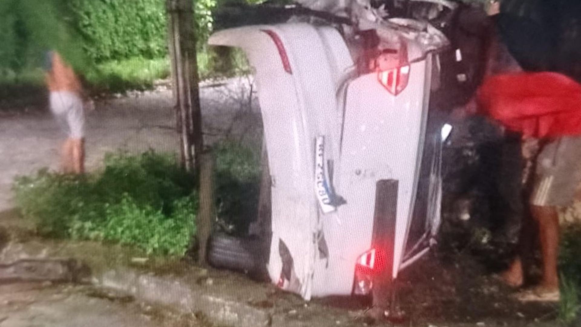 Homem perde controle de carro roubado e morre após se chocar contra muro no Recife