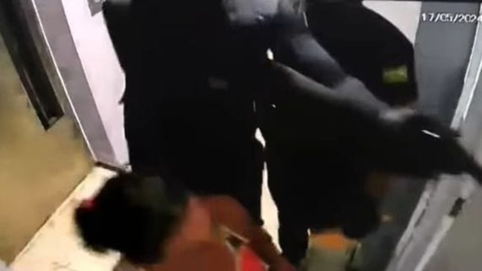 Homens vestidos de policiais invadem edifício em Boa Viagem e roubam R$ 100 MIL de casal.