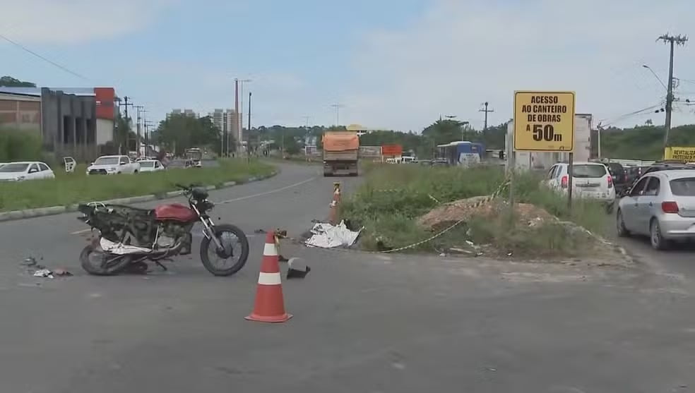 Motociclista morre após ser atingido por caminhão