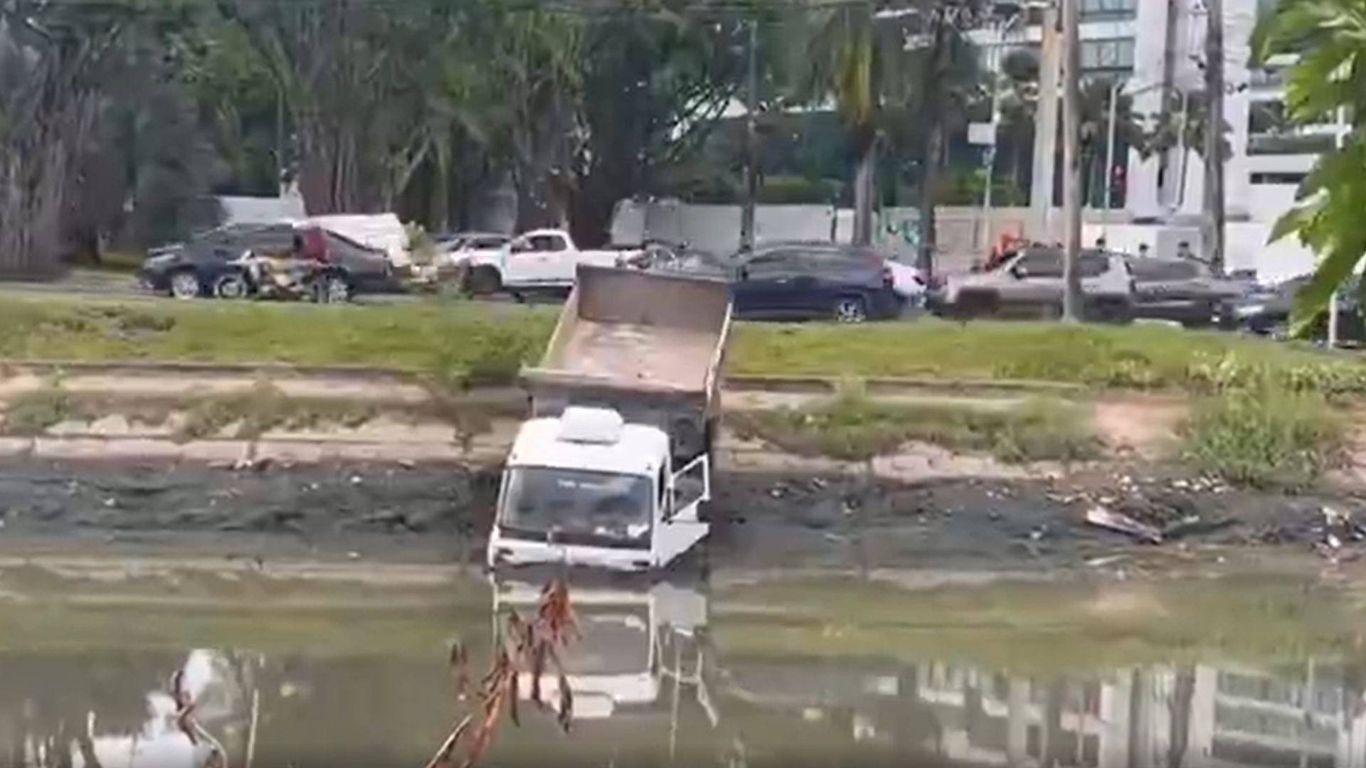 Motorista de caminhão perde controle e veículo cai em canal, no Recife.