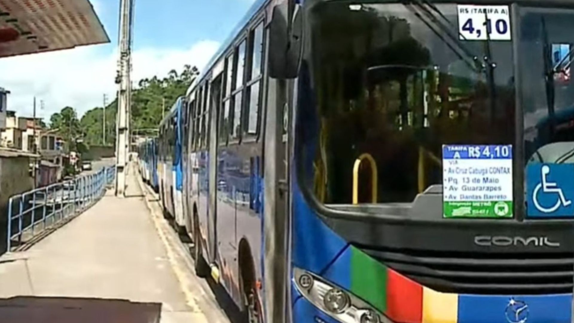 Motoristas de duas empresas de ônibus para as atividades na linha Macaxeira Av. Norte. Foto: Reprodução