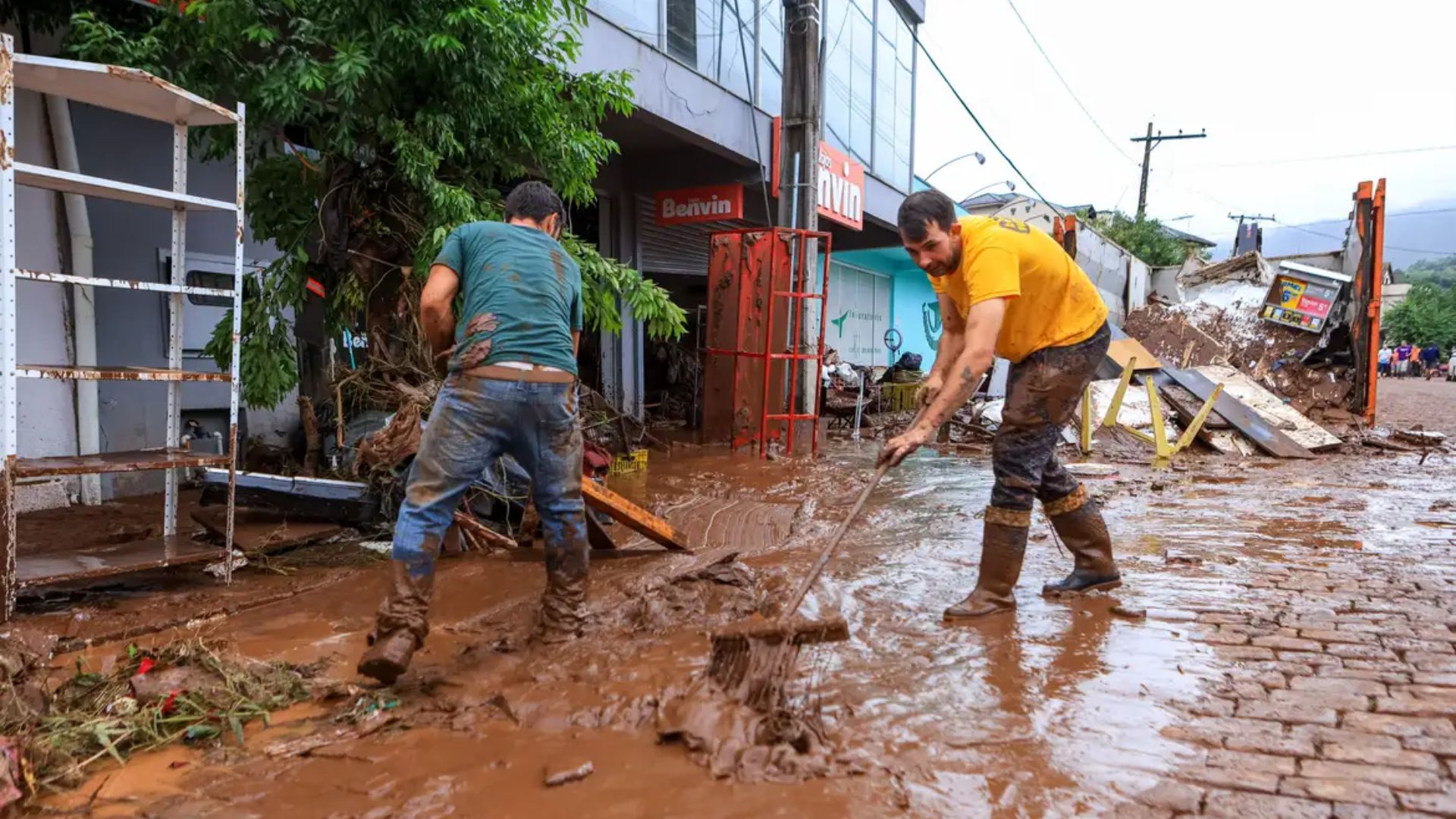 Trabalhadores retirando lama no Rio Grande do Sul. Foto: Gustavo Mansur/Palácio Piratini