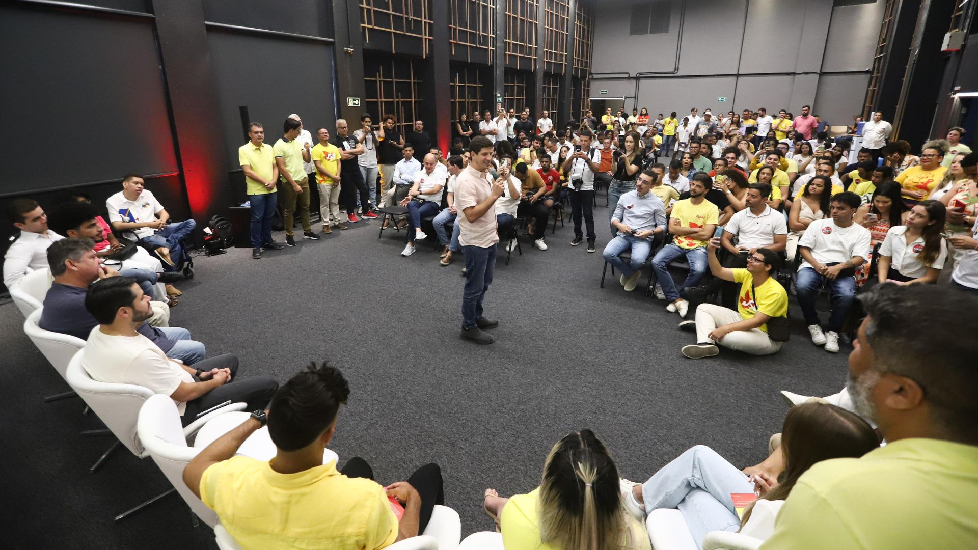 PSB do Recife foca na juventude e cerca de 100 militantes se filiam ao partido.