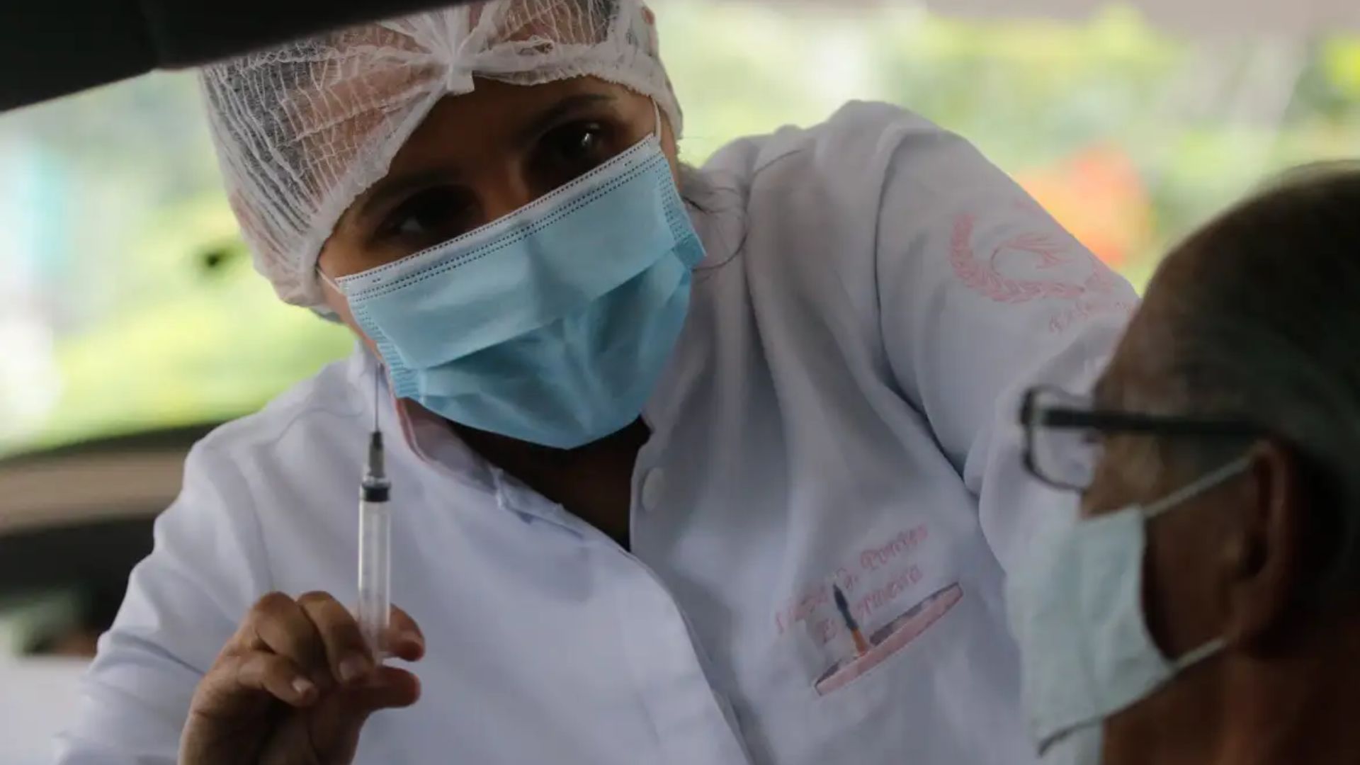 Pernambuco recebe primeiro lote de vacinas atualizadas contra Covid-19.