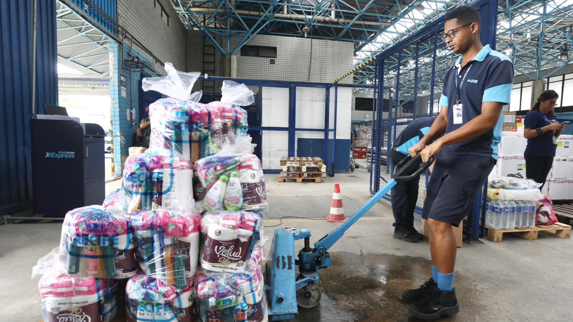 Prefeitura do Recife faz parceria com Azul Linhas Aéreas para enviar doações ao Rio Grande do Sul. FOTOS: Hélia Scheppa / PCR.