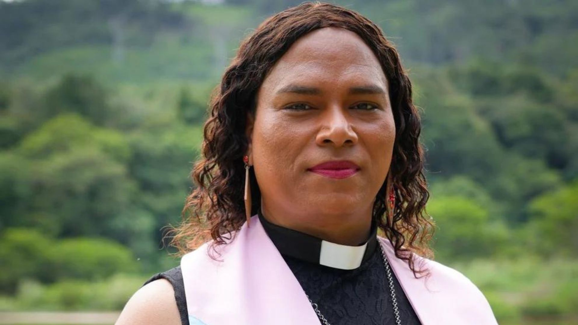 Primeira pastora trans quebra padrões no Dia das Mães 'Deus não precisa me aceitar'