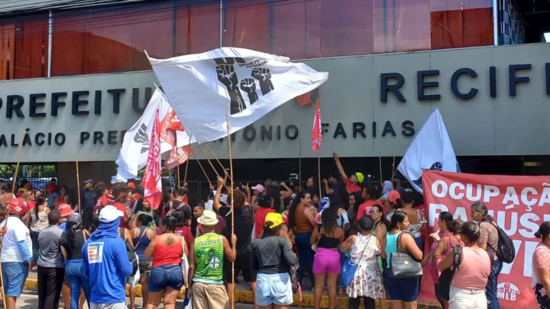 Protesto em frente da Prefeitura do Recife cobra moradia para famílias de ocupação.