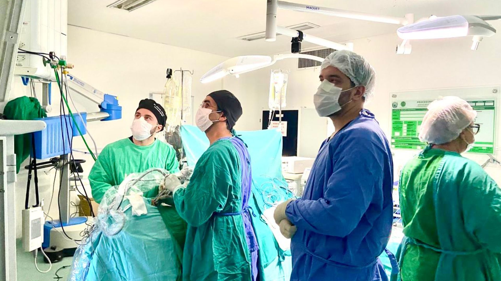 REFERÊNCIA cirurgia no Hospital Getúlio Vargas é transmitida em tempo real para profissionais da Europa e América Latina