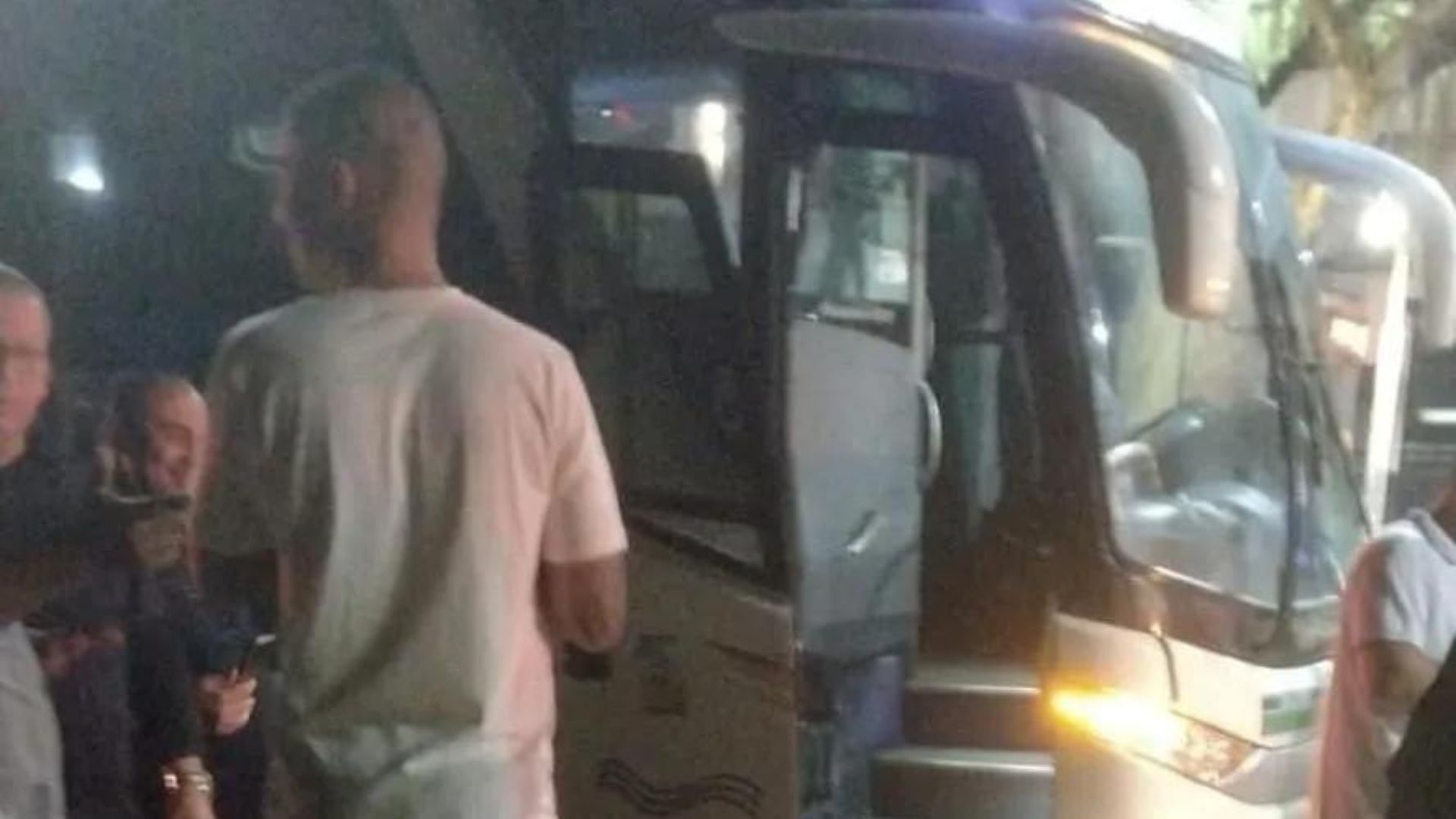 RJ ônibus com policiais militares é assaltado e um suspeito morre