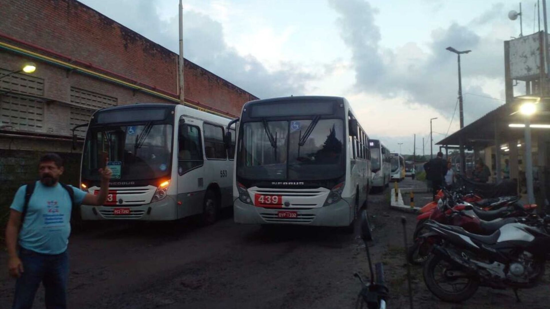 Motoristas da Borborema interditam empresa e impedem saída dos ônibus