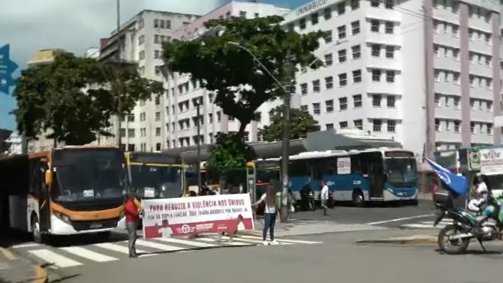 Rodoviários paralisam Avenida Guararapes em protesto contra violência nos ônibus