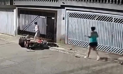 VÍDEO: Homem é ATROP&LADO na porta de casa por motociclista que EMPINAVA moto