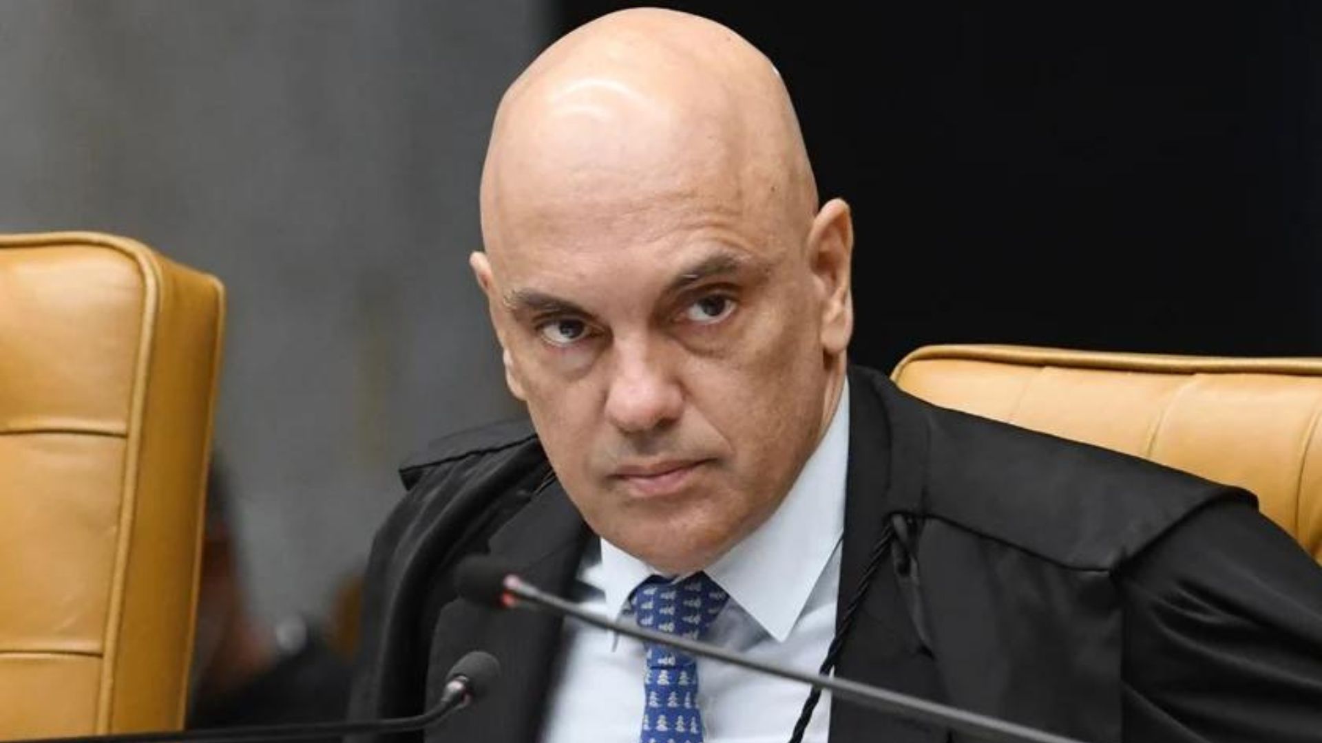 Moraes cassa sentença que apontou 'erro' seu e manda CNJ investigar juiz que 'desafiou' STF